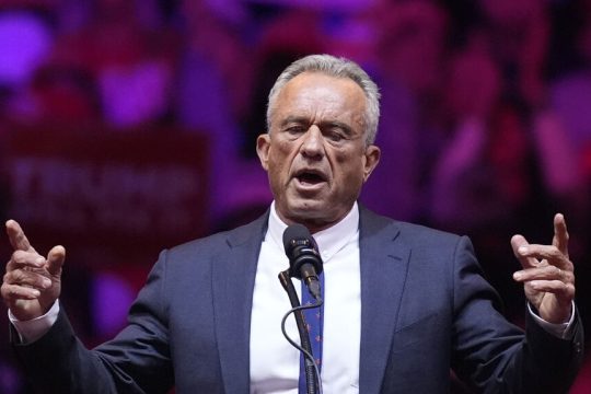 Ο RFK μισεί όσους έχουν εργαστεί στο Δημόσιο και μεταπηδούν σε ακριβοπληρωμένες θέσεις στις φαρμακευτικές εταιρείες